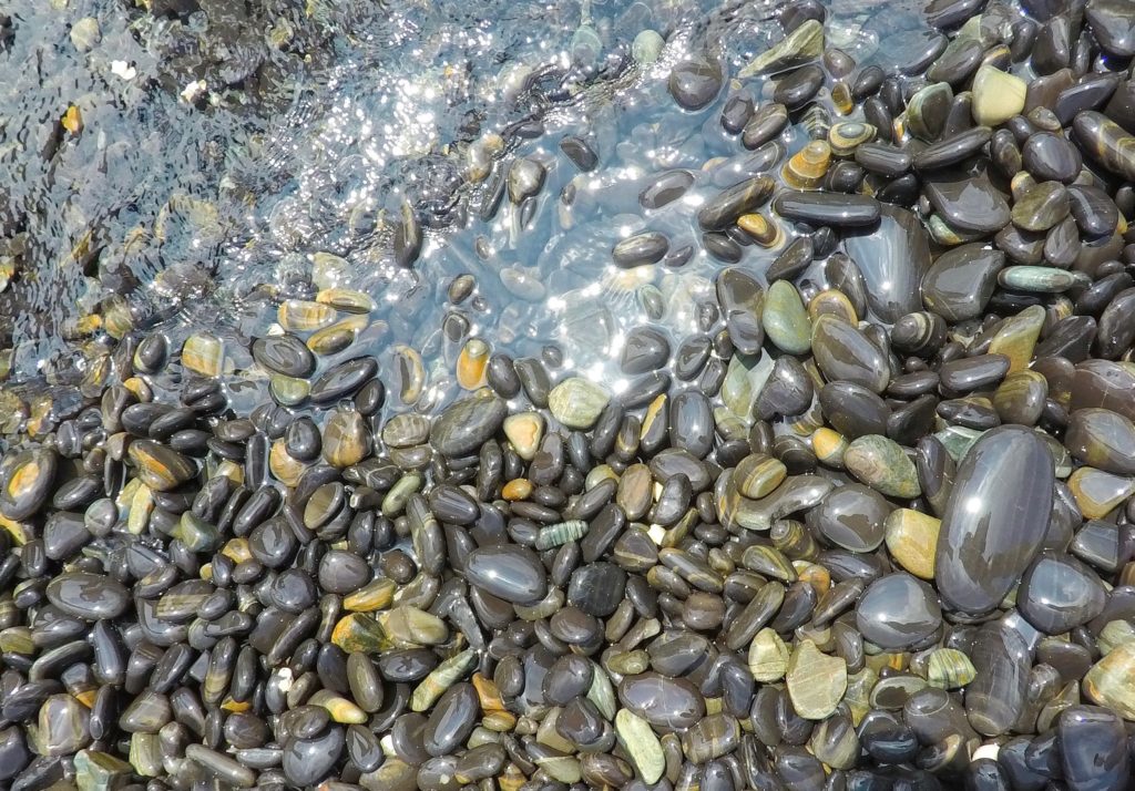 綺麗な丸々とした石のビーチ